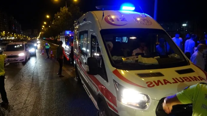 Diyarbakır’da yayaya çarpmamak için yavaşladı! Arkadan araç çarpınca yayaların üzerine uçtu - 3