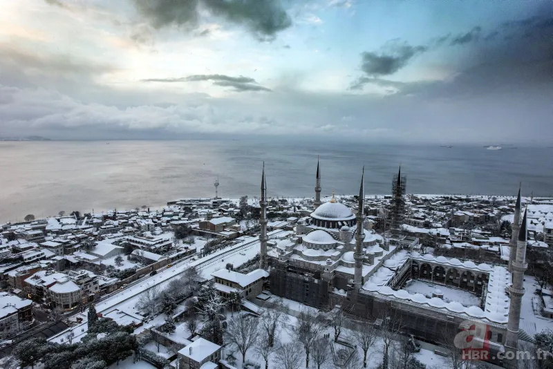 İstanbul beyaz örtüyle kaplandı! Ulaşımda aksama | Vali Yerlikaya uyardı: Zorunlu olmadıkça trafiğe çıkmayın 23