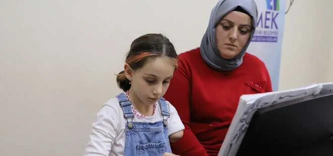 7 yaşındaki Zeynep engelleri annesiyle aştı! Kızının sol yanı oldu