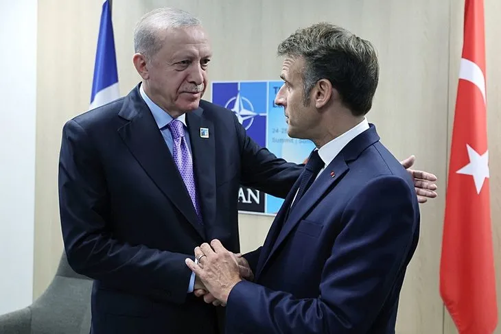 Macron’un Başkan Erdoğan’la tokalaşması gündem oldu!