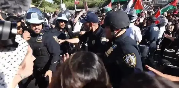 ak-parti-sozcusu-celikten-new-york-polisinin-aa-foto-muhabirine-mudahalesine-iliskin-aciklama-1717363897696.jpeg ABD polisinden Türk foto muhabirine alçak müdahale | AK Parti Sözcüsü Çelik'ten kınama mesajı - 3