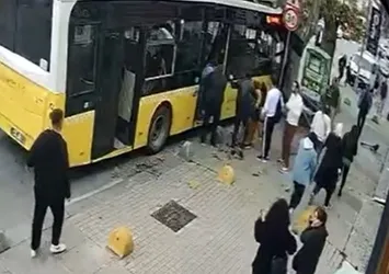İETT otobüsü ağaca çarptı! Yaralılar var! İşte kaza anı...