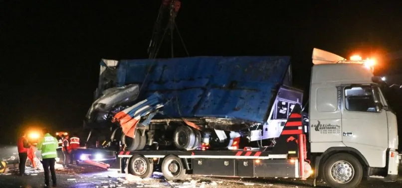 Düzce'de feci kaza: 2 ölü 35 yaralı