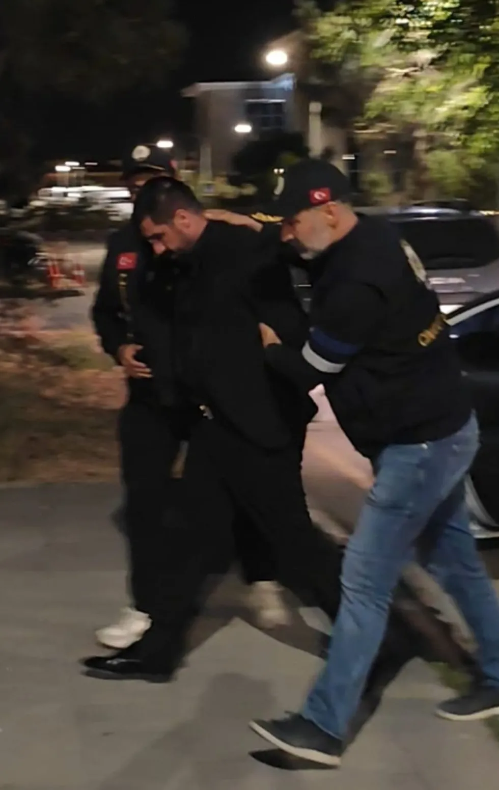 Vanlı Kara Haydar dosyasında düğün altınları başka adresten çıktı! 66 bilezik, metrelerce zincir ve döviz ele geçirildi - 4