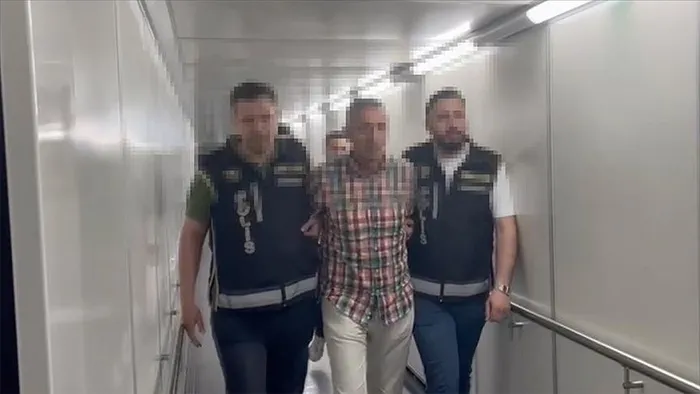is-insanina-kabusu-yasattilar-silah-zoruyla-arazisine-ve-otomobillerine-el-koydular-1741932798789.jpeg Silah zoruyla iş insanının mal varlığını gasp ettiler (AA)