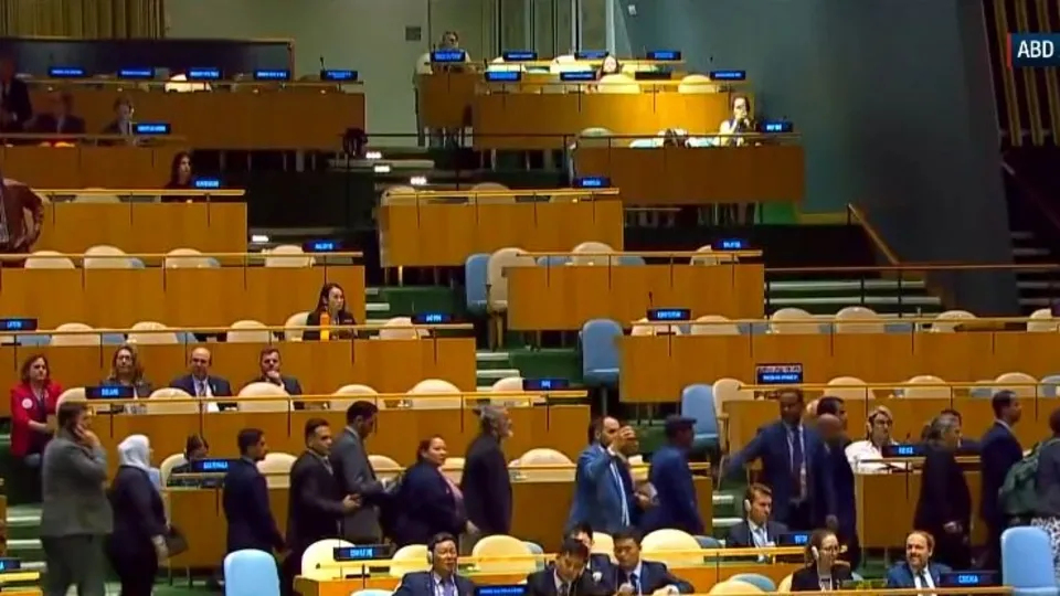 Katil BM’de konuşurken salonu terk ettiler!