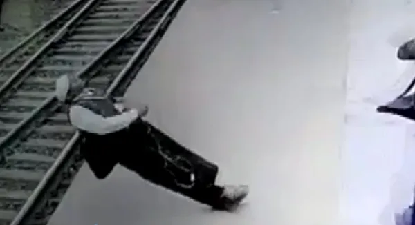 1670535758388.jpg Tren raylarında korku dolu anlar! Yüksek gerilim hattı üzerine geldi akıma kapıldı! Sırt üstü raylara düştü... - 3