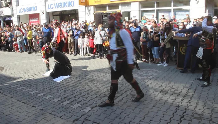 Son dakika: ÇYDD’den zincirli kadın rezaletine pişkin savunma: Tamamen geleneksel mizansen! Kara günleri anlatıyor