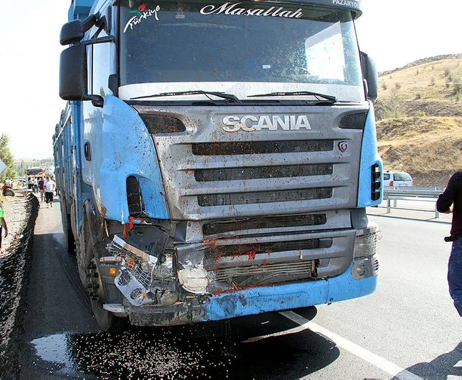 Sivas'ta kamyonun çarptığı traktördeki baba ve oğlu ağır yaralandı - 3
