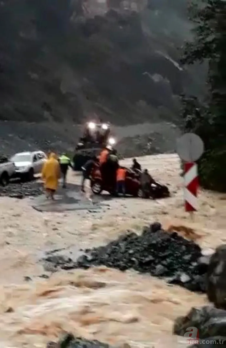 Rize'de şiddetli yağış eğitime ara verdirdi 11