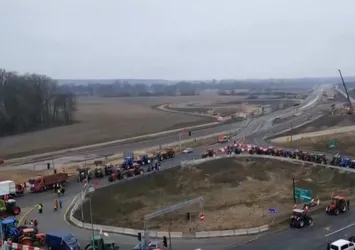 Avrupa'da grev dalgası büyüyor! Polonya'da çiftçiler yol kapattı