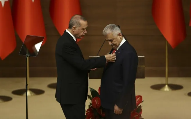 Başkan Erdoğan Binali Yıldırım'a Devlet Şeref Madalyası'nı verdi