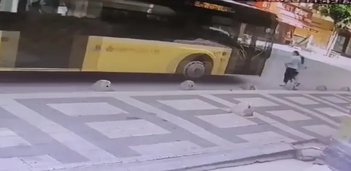 İstanbul Ümraniye'de İETT otobüsünün 2 çocuğa çarpması güvenlik kamerasında - 2