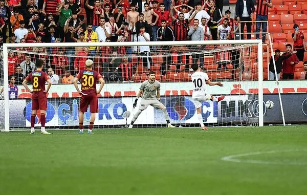 super-ligden-kume-dusen-ikinci-takim-belli-oldu-izmir-temsilcisi-goztepe-veda-etti-1650728405120.jpg Süper Lig'den küme düşen ikinci takım belli oldu! İzmir temsilcisi Göztepe veda etti - 7