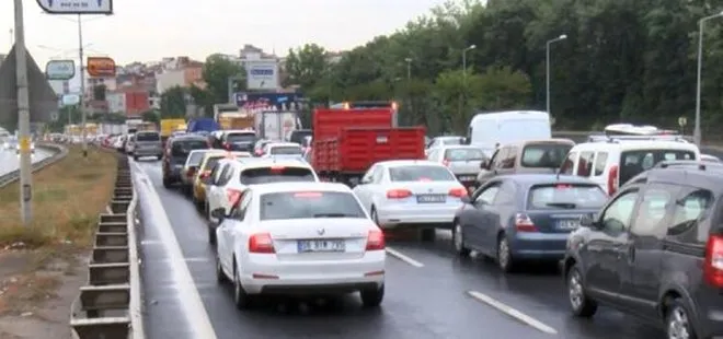 Çekmeköy’de sağanak yağış trafiği felç etti! Asfalt kalktı, araçlar yolda kaldı