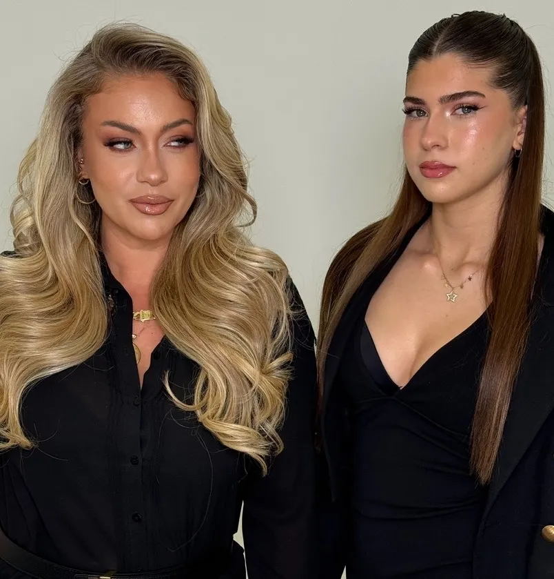 yeliz-yesilmenden-aile-paylasimi-anne-kiz-degil-abla-kardes-gibiler-1774093788431.jpg Yeliz Yeşilmen’in kızı Asya’ya beğeni yağmuru! Görenler aynı yorumu yaptı - 3