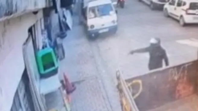 İstanbul’da silahlı saldırı kamerada: Hedefini vuramayınca iş yerine sıkıp kaçtı