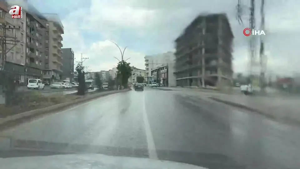 Yüksekova’da sağanak yağış etkili oldu