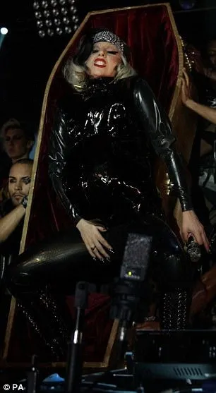 Lady Gaga tabutla sahnedeydi