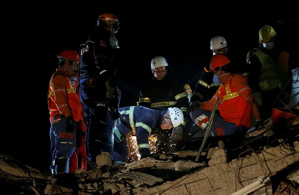 Devlet İzmir depreminden sonra vatandaşlar için seferber oldu