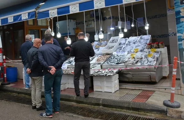 Yerli hamsi tezgahlara indi fiyatlar geriledi! Bir günde kilosu 30 liradan 10 liraya düştü - 1