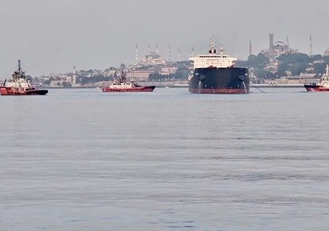 İstanbul’da yük gemisi karaya oturdu!
