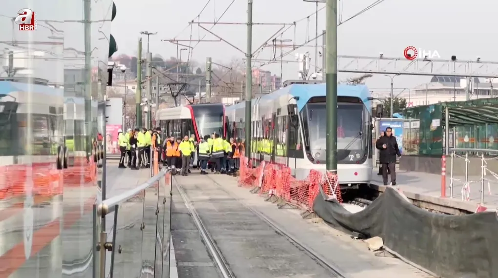 Eminönü’nde tramvay raydan çıktı