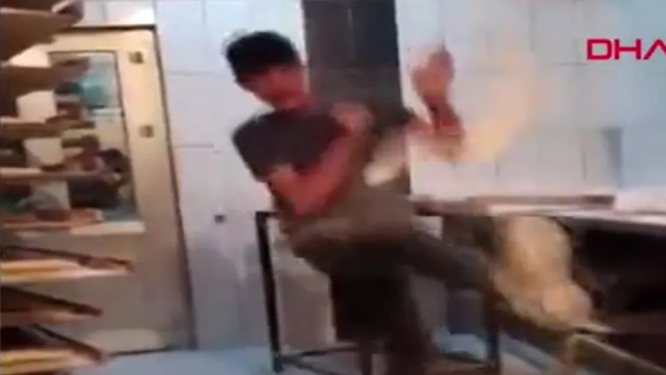 Fırında mide bulandıran görüntüler! Sosyal medya ayağa kalktı! İşletme sahibinden dikkat çeken sözler