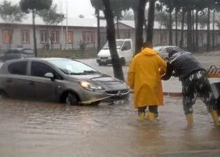 Antalya'yı fırtına yıktı geçti! Uçaklar inemedi, ağaçlar devrildi, araçlar mahsur kaldı