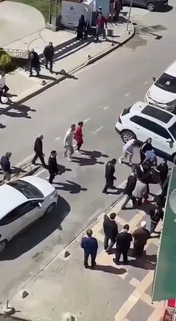 uskudarda-2-kalabalik-grup-cadde-ortasinda-birbirine-girdi-tekmelerin-ve-yumruklarin-havada-ucustugu-kavga-kam-1649667359035.jpg Üsküdar’da 2 kalabalık grup cadde ortasında birbirine girdi! Tekmelerin ve yumrukların havada uçuştuğu kavga kamerada - 3