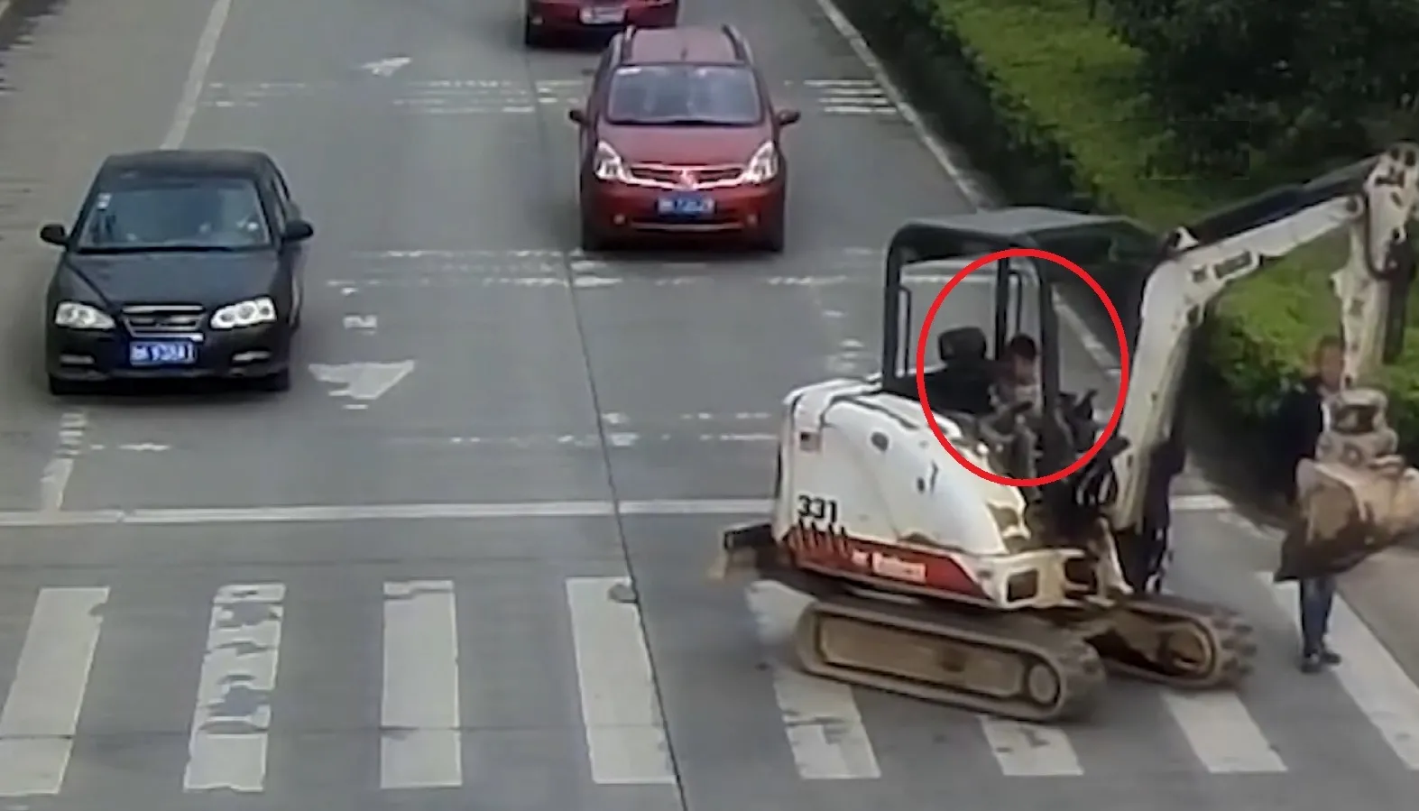 Trafikte görenleri şaşırtan olay! 6 yaşındaki çocuk iş makinesi kullandı