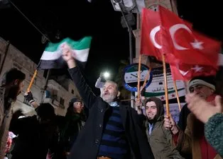 İdlibliler Türk bayraklarıyla sokağa döküldü