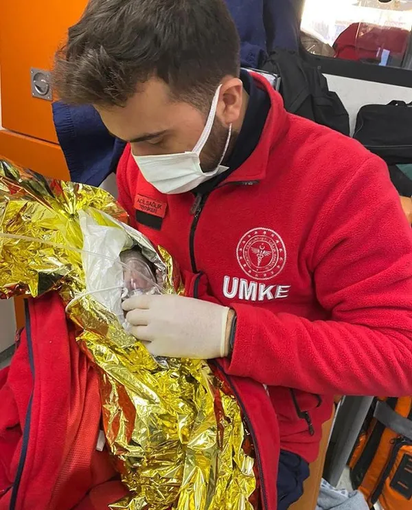 1612259466425.jpg İzmir depreminde İnci'ye hayat olmuştu! Edanur bu kez otobüste doğum yaptırdı - 2