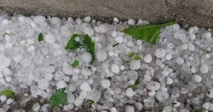 Ceviz büyüklüğünde dolu yağdı