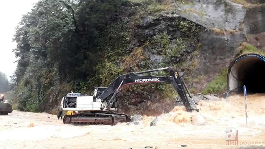 Rize'de şiddetli yağış eğitime ara verdirdi 13