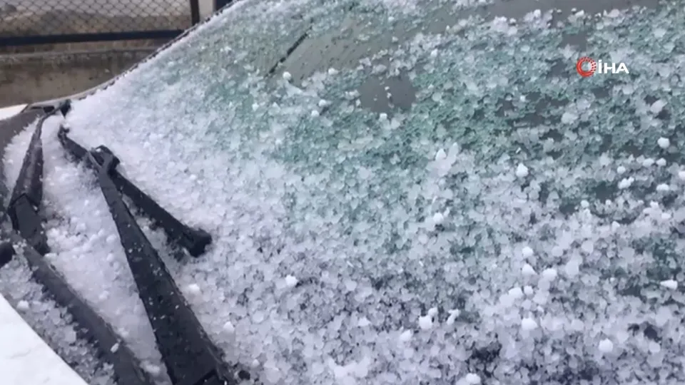 İstanbul’da kar sonrası yağan dolu vatandaşları şaşırttı |Video