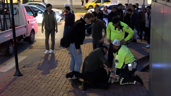 zonguldakta-yan-bakma-kavgasi-saldirgan-polisin-kolunu-isirdi-1665237846684.jpg Zonguldak’ta yan bakma kavgası! Saldırgan polisin kolunu ısırdı - 1