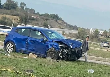 Sakarya'da korkunç kaza! Araçlar hurdaya döndü 1'i ağır 5 kişi yaralandı