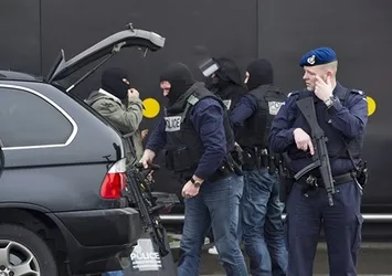 Hollanda'da 7 okulda bomba paniği!