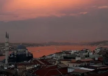 İstanbul Boğazı kızıla boyandı