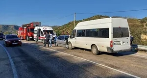 Minibüsle otomobil kafa kafaya çarpıştı