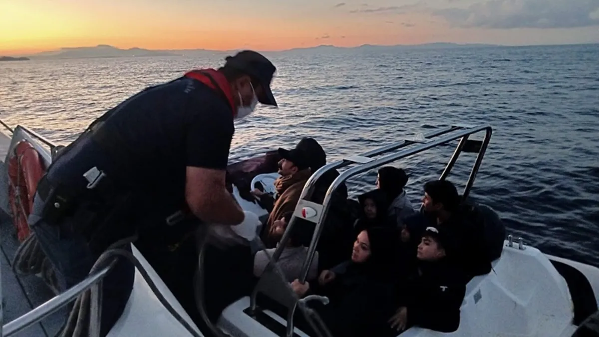 İzmir açıklarında 72 düzensiz göçmen yakalandı