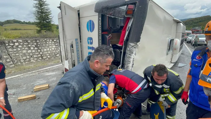Son dakika: Bartın'da feci kaza! Otomobil ile çarpışan otobüs devrildi: 3 ölü, 1 yaralı - 6
