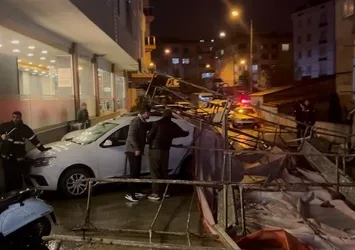 Şiddetli rüzgar tadilat iskelesini uçurdu! 3 araçta maddi zarar