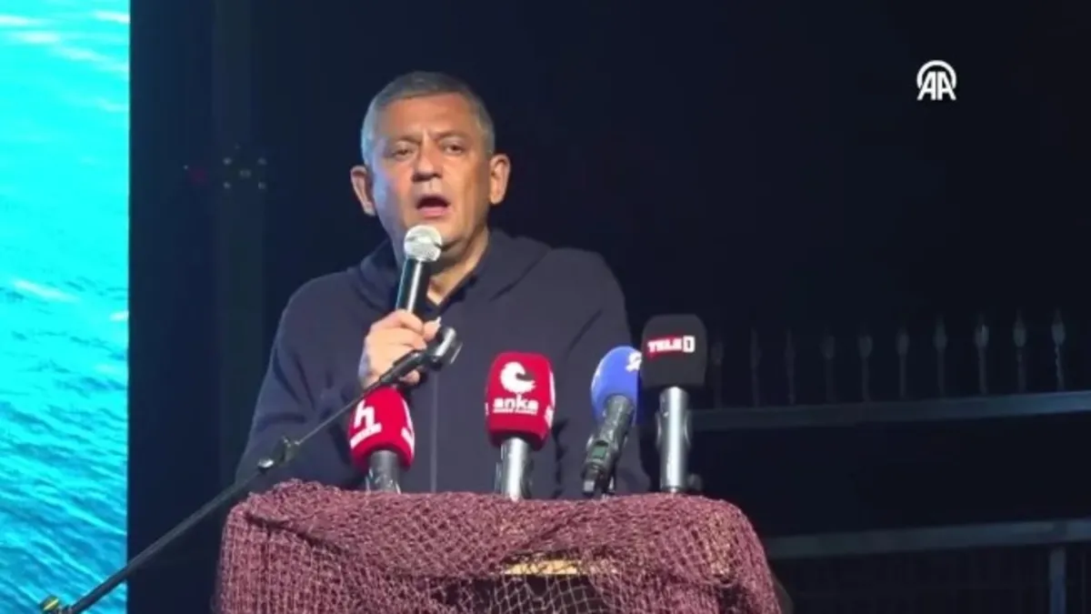 Özgür Özel'in "Balıklar füzelerden korkuyor" açıklamalarına A Haber'de çarpıcı yorum: İzmir Körfezi'ndeki kirlilikten ölen balıkları dert etmiyor