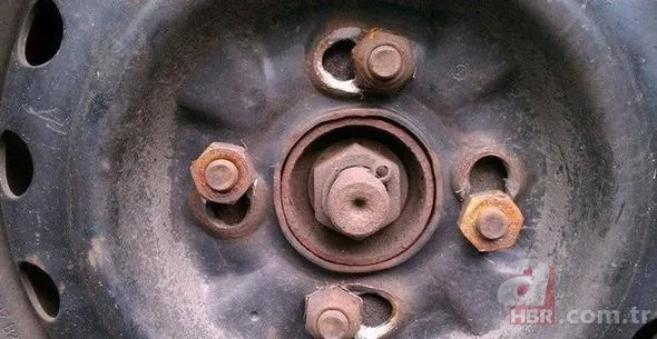 Kaza geçiren araçlarına öyle çözümler buldular ki... 10