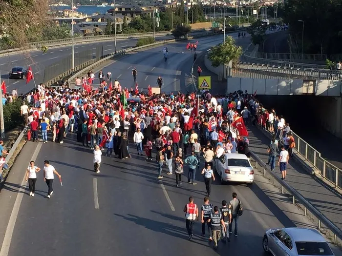 Polis bariyerini aşan yüzlerce kişi 15 Temmuz Şehitler Köprüsü’ne koştu - 2