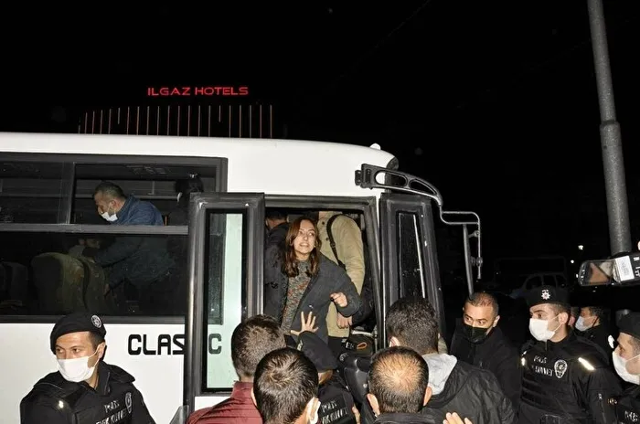 Eskişehir'de yurt provokasyonu! Gözaltına alınan gençler 'alçak devlet' diye slogan attılar - 2