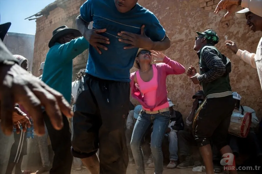 Madagaskar'da ilginç mezar geleneği 15