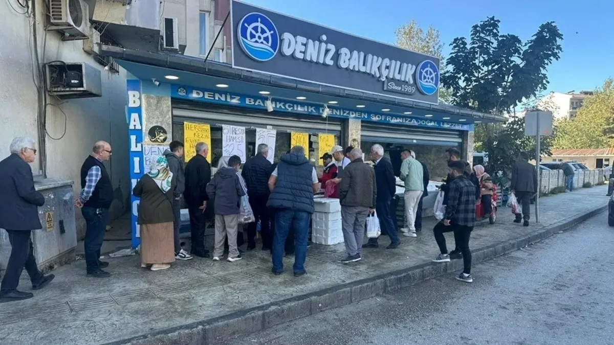Ordu'da hamsi 25 liraya düştü, vatandaş sıraya girdi